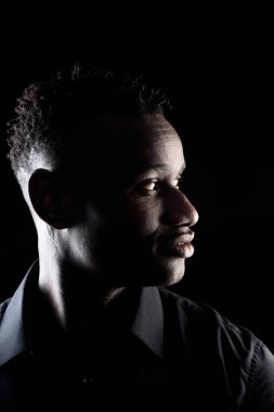 siyah arka plan, profil üzerinde afrikalı bir adam portresi
