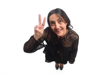 Kadın beyaz arka planda zafer işareti yapıyor.