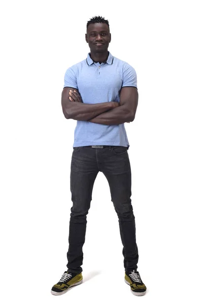 Retrato completo de un hombre africano con los brazos cruzados sobre el respaldo blanco —  Fotos de Stock