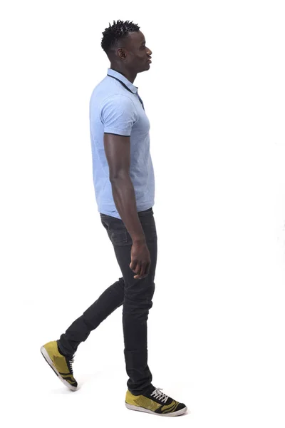 Beyaz arka plan üzerinde yürüyen afrikalı adam — Stok fotoğraf