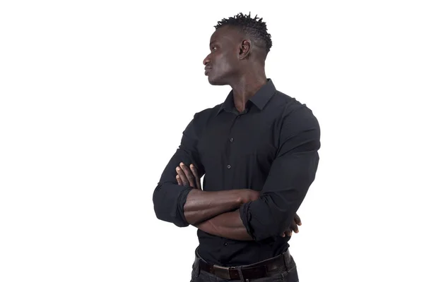 Afrikalı adam kolları çapraz ile yan bakıyor — Stok fotoğraf