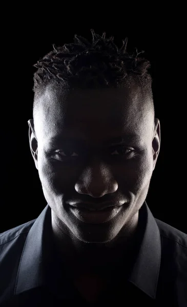 Retrato Hombre Africano Sobre Fondo Negro Sonriendo —  Fotos de Stock