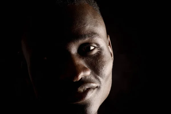 Retrato de um homem africano sobre fundo preto — Fotografia de Stock