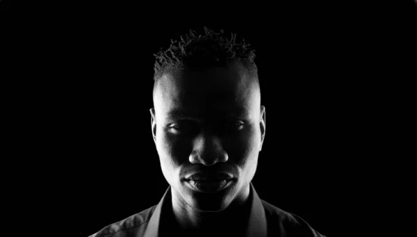 Retrato oscuro de un hombre africano — Foto de Stock