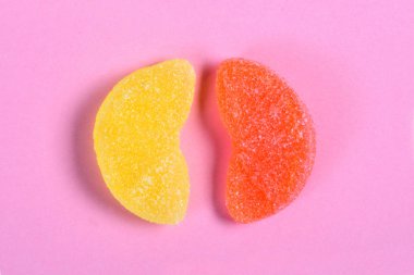 pembe arka planda turuncu ve limon jöle şeker