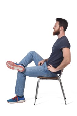 beyaz bir sandalyede oturan bir adamın tam portre