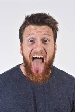 Beyaz arka planda adam yapması