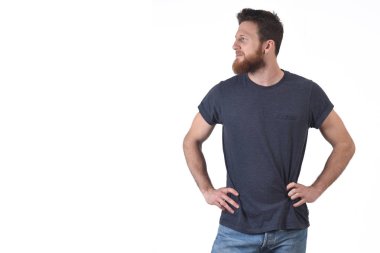 beyaz üzerinde yan Loking bir adam portre