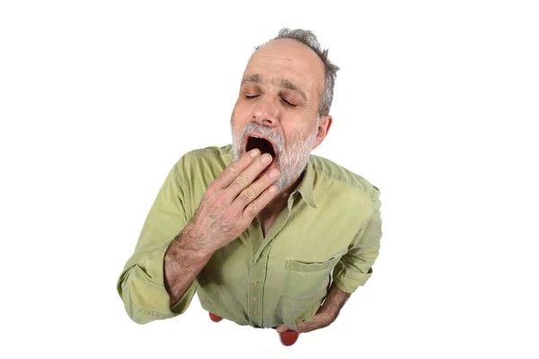 Homem bocejando no fundo branco — Fotografia de Stock