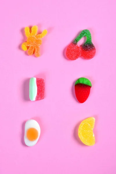 粉红色背景的果冻糖果收藏的顶视图 — 图库照片