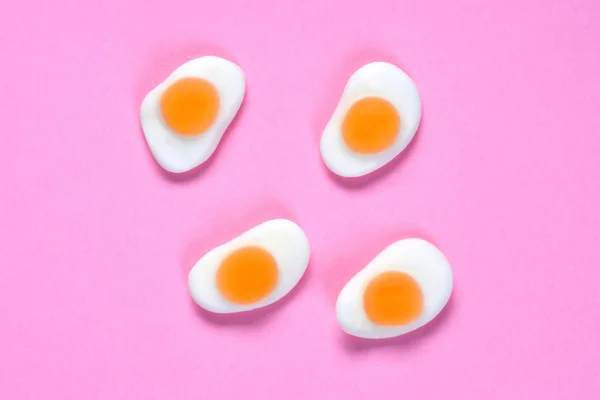 Grupa jajka smażone na różowym tle — Zdjęcie stockowe