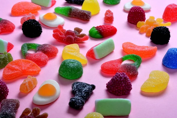 Groep Gummy snoepjes op roze achtergrond — Stockfoto