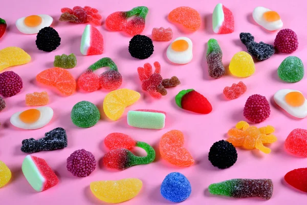 Groep Gummy snoepjes op roze achtergrond — Stockfoto