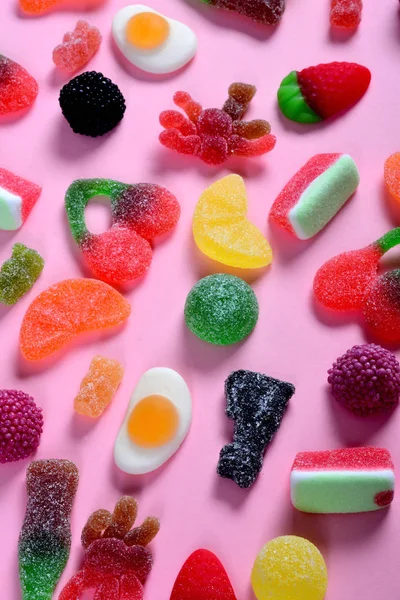 Groep Gummy snoepjes op roze achtergrond — Stockfoto