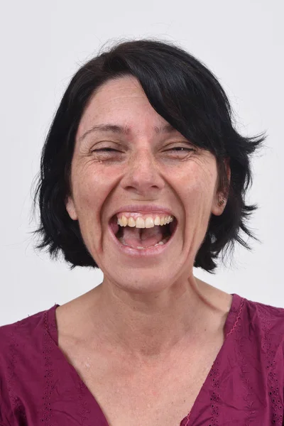 Femme souriante avec la bouche ouverte — Photo