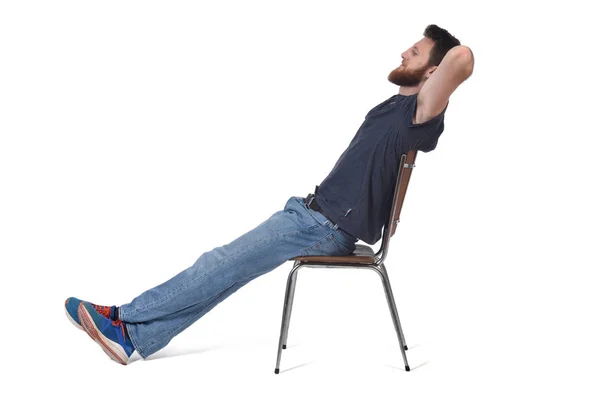 Uomo seduto e rilassato su una sedia bianca — Foto Stock
