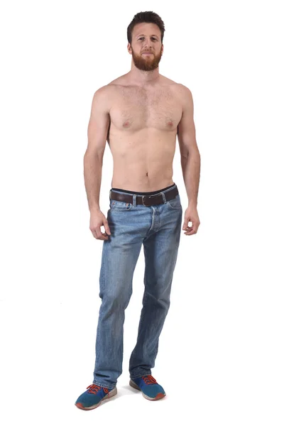 Homem sem camisa e com jeans azuis no fundo branco — Fotografia de Stock