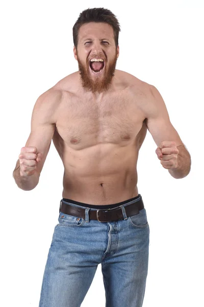 Сердитый мужчина без рубашки на белом фоне — стоковое фото