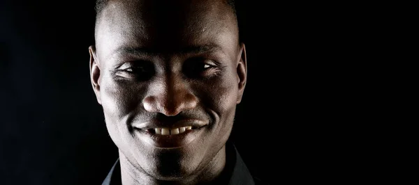 Retrato oscuro de un hombre africano sonriente —  Fotos de Stock