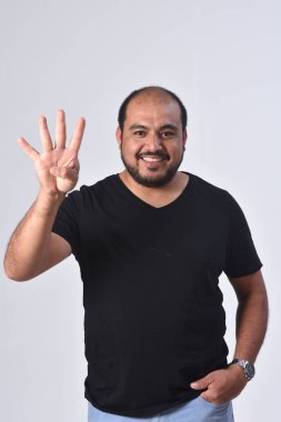 Dört numara şeklinde parmak ile Latin adam