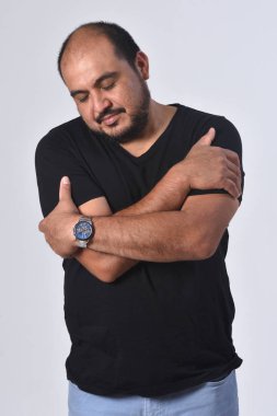 Latince adam sarılma üzerinde beyaz arka plan