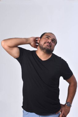 düşünceli Latin adam beyaz arka planda yüz