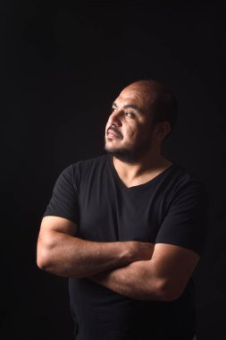 Latin Amerikan adam kollarının profilin portresi blac üzerinde geçti