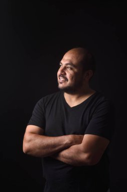 Latin Amerikan adam kollarının profilin portresi blac üzerinde geçti