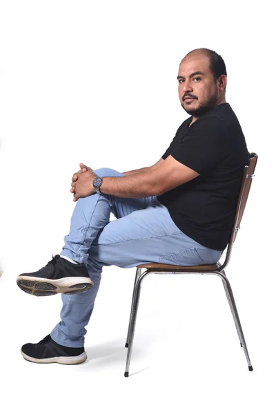 Retrato completo de um homem sul-americano sentado em uma cadeira no whi — Fotografia de Stock
