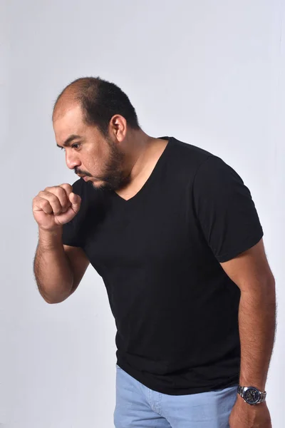 Muž Latinské Ameriky s kašel na bílém pozadí — Stock fotografie