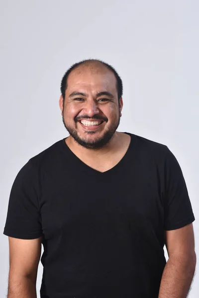 Retrato de um homem latino sorridente em branco — Fotografia de Stock