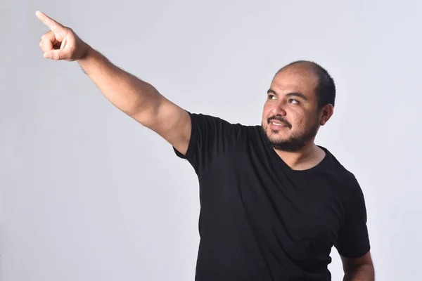 Porträtt av en latinamerikansk man pointig på vit bakgrund — Stockfoto
