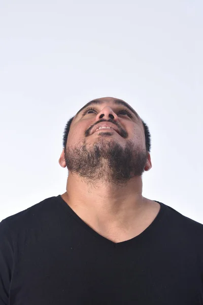 Hombre latino americano mirando hacia arriba —  Fotos de Stock