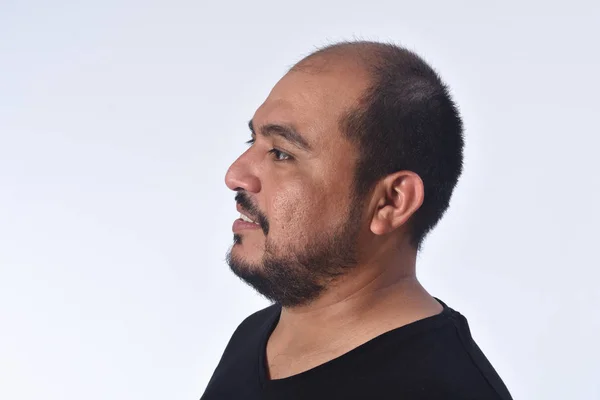 Retrato de un hombre latinoamericano, sonriendo — Foto de Stock