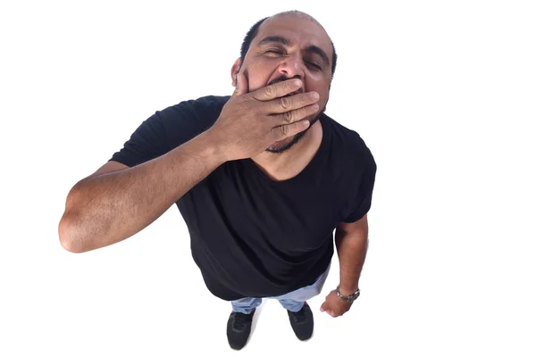 Latino-americano bocejo homem no fundo branco — Fotografia de Stock