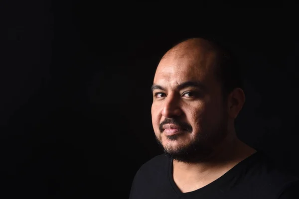 Retrato de un hombre latinoamericano sobre fondo negro —  Fotos de Stock