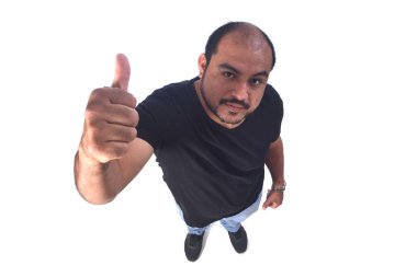 Beyaz arka planda Latin Amerikalı adam thumps