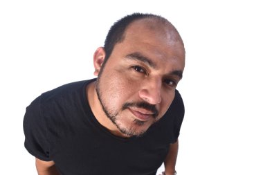 beyaz Arka Plan üzerinde bir latin Amerikalı adamın üst görünüm portre