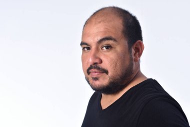 Beyaz arka planda bir Latin Amerikalı adam portre,