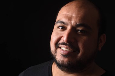 siyah üzerinde bir Latin Amerikalı adam portre
