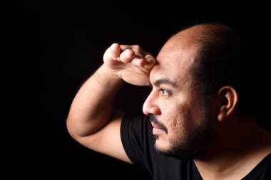 Latin Amerikan adam ile el içinde ön görünümlü uzakta üzerinde siyah geri