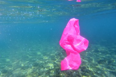 denizde yüzen plastik torba