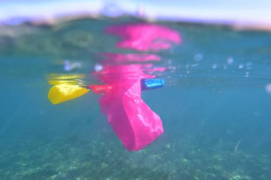 Plastik şişe denizde yüzüyor.,