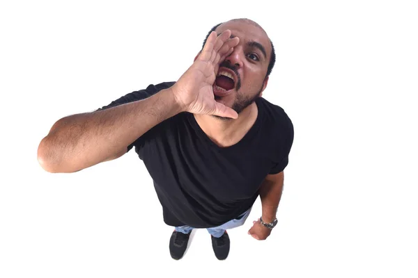 Latino-americano homem colocando uma mão na boca e está gritando em w — Fotografia de Stock