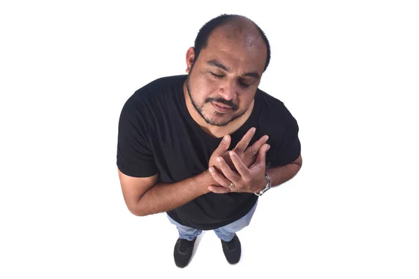 Latino americano uomo con mano sul cuore su sfondo bianco — Foto Stock
