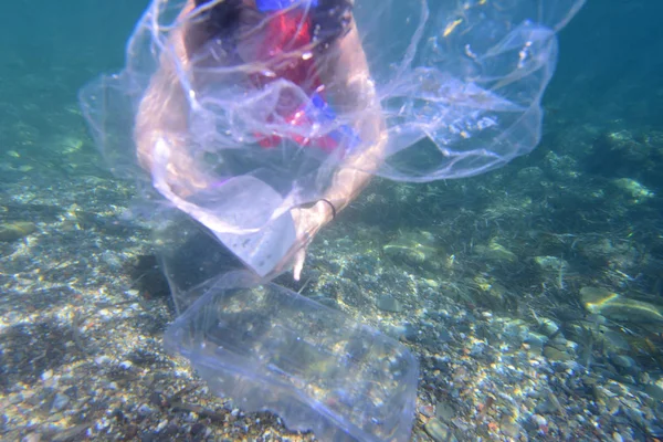 Woman picking up garbage, plastic, from the bottom of the sea — Stock Photo, Image
