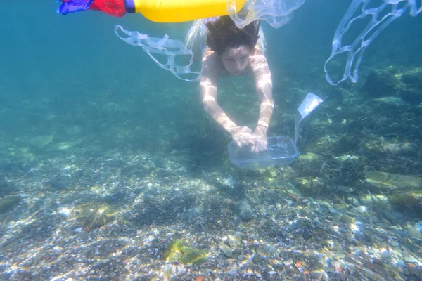 Mujer buceando en el mar con basura, plástico —  Fotos de Stock