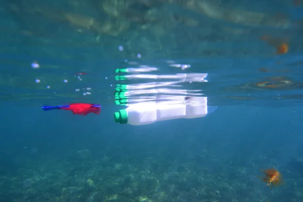 塑料瓶漂浮在海里，照片水下与se — 图库照片