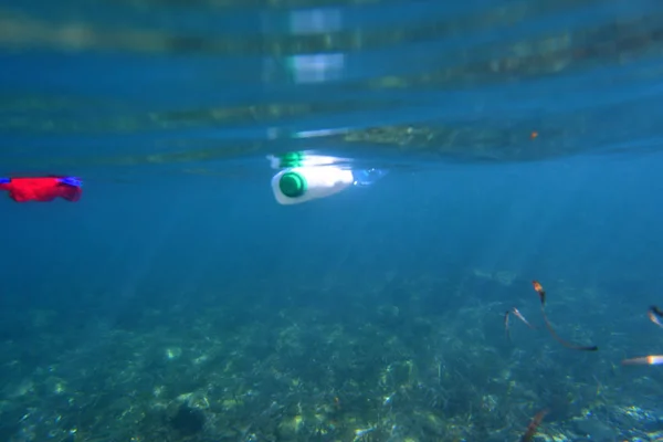 Plastic bottle floating in the sea, photo underwater with the se — Stock Photo, Image