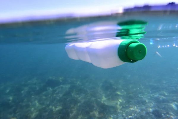 Plastic bottle floating in the sea, photo underwater with the se — Stock Photo, Image